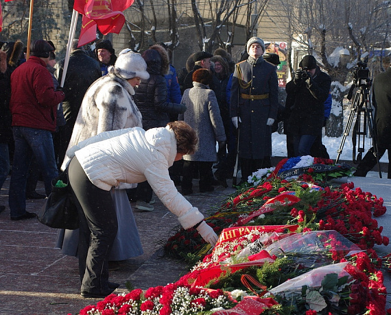 Родинцы возложили цветы на Мамаевом Кургане