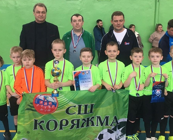 Павел Пронин вместе с главой Коряжмы наградили участников детского футбольного турнира "Кубок Родины"