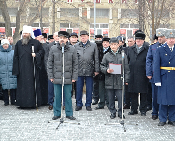 Челябинские активисты возложили цветы к памятнику "Доблестным сынам Отечества"