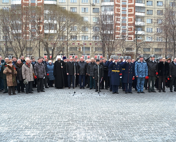 Челябинские активисты возложили цветы к памятнику "Доблестным сынам Отечества"