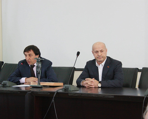 Магомедрасул Омаров вручил подарки от партии отличникам учебы ДГУ