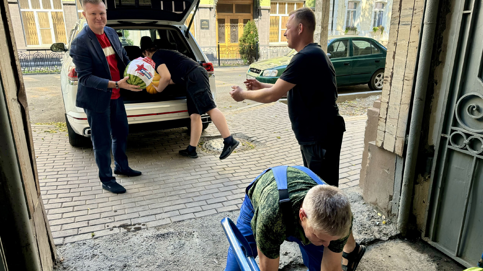 Представители реготделения партии "РОДИНА" передали военнослужащим, находящимся на лечении, астраханский привет