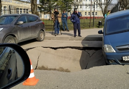 У ОБЩЕСТВЕННИКОВ СМОЛЕНСКА ВОЗНИКЛИ ВОПРОСЫ К КАЧЕСТВУ АСФАЛЬТА В ГОРОДЕ