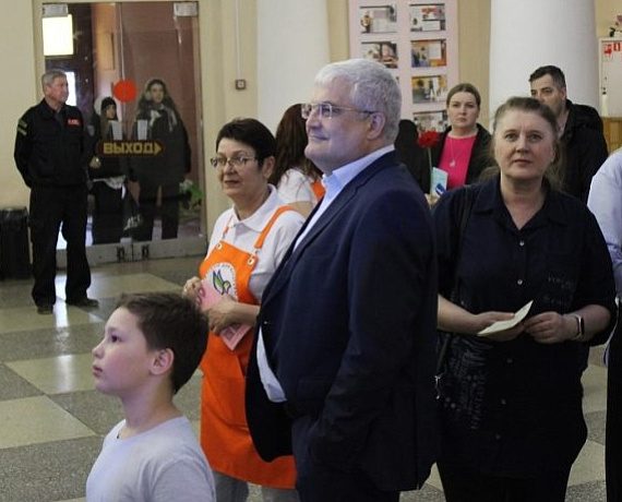 Вячеслав Илюхин поздравил педагогов ДДК им. Д.Н. Пичугина