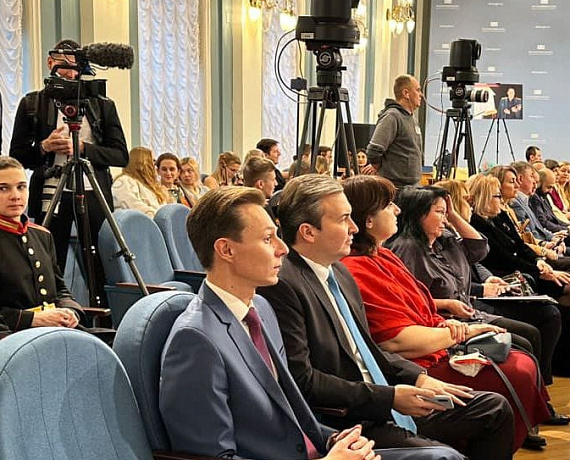 "Партийные мамы" получили премии Комитета Госдумы по семье