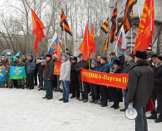 Партийцы Челябинска провели праздничный митинг в Саду Победы