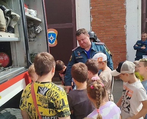 Подмосковные кандидаты в депутаты устроили экскурсию на станцию МЧС для детей