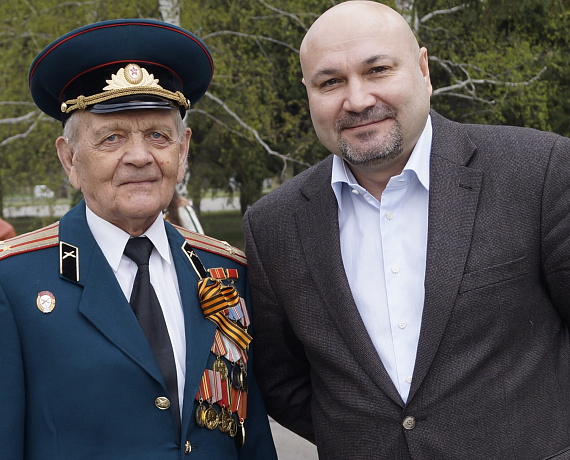 Омские родинцы возложили гирлянду к памятнику Солдата-Победителя