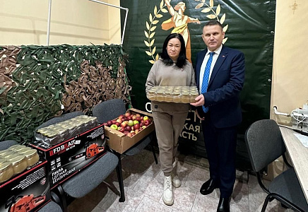 Геннадий Селебин передал от коллектива Брянской облбиблиотеки гумпомощь для нужд СВО