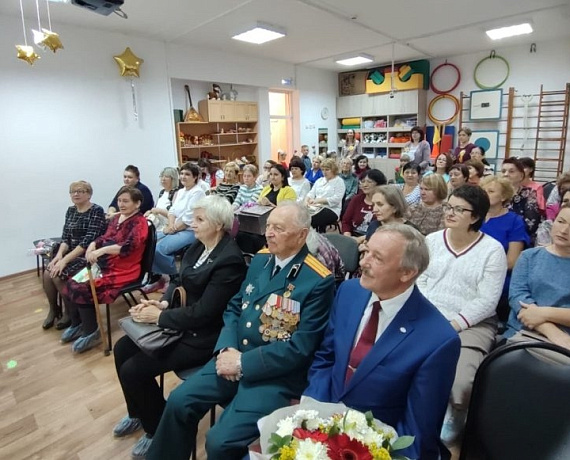 Вячеслав Илюхин и Леонид Рыбин передали поздравления работникам детсадов Новосибирска