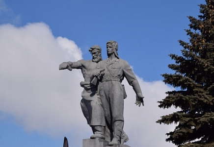СВЕРДЛОВСКАЯ "РОДИНА" ПРЕДЛОЖИЛА РАЗМЕСТИТЬ НА ПЯТИТЫСЯЧНЫХ КУПЮРАХ ПАМЯТНИК ДОБРОВОЛЬЦАМ УРАЛА