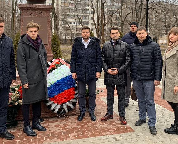 Делегация воронежской "РОДИНЫ" и общественники возложили цветы к памятнику Роману Филипову