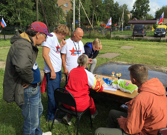 Истринские партийцы отметили День физкультурника игрой в городки