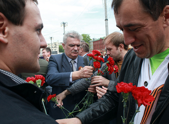 Возложение венков и цветов партией "РОДИНА" в Вечному огню, 8 мая 2014 г.