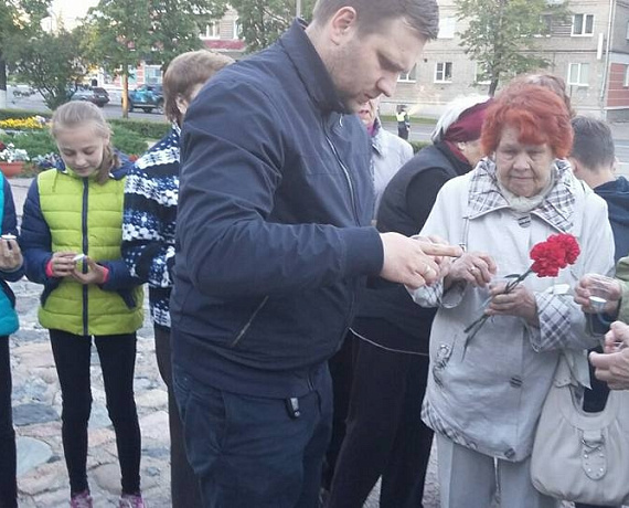 Псковские партийцы провели мемориальную акцию "Свеча памяти"