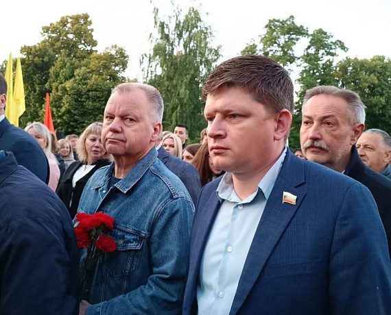 Сергей Мягких вместе с членами тамбовского реготделения "РОДИНЫ" и жителями Тамбова принял участие в акции "Свеча памяти"