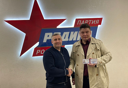 Федор Лугинин получил удостоверение помощника депутата Госдумы