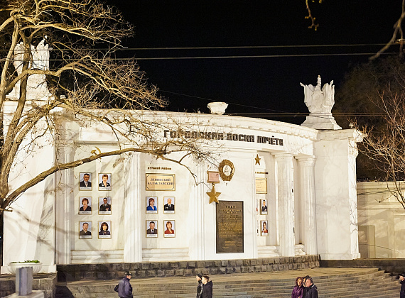 Российские флаги в Симферополе, Бахчисарае, Севастополе, 15 марта 2014 г.