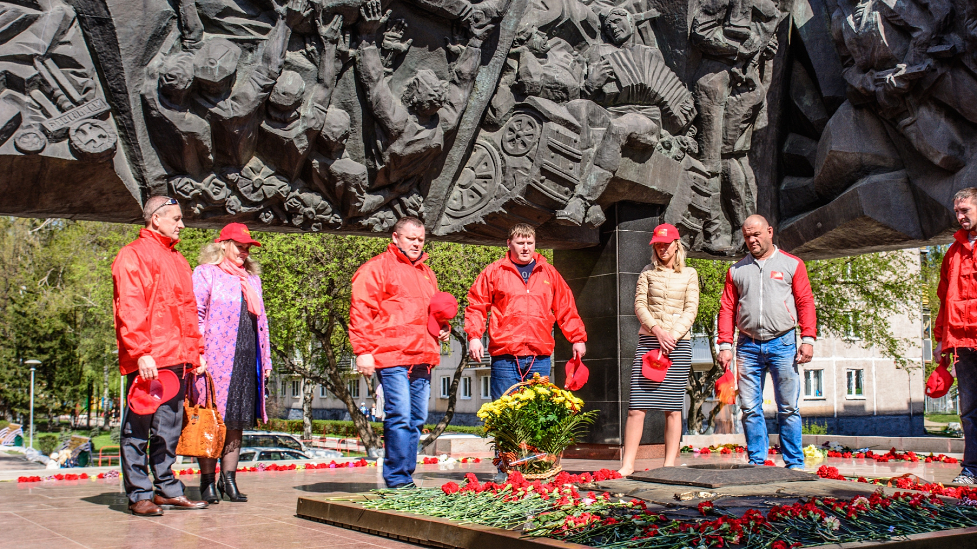 Кемеровская "РОДИНА" возложила цветы к Вечному огню (фото)