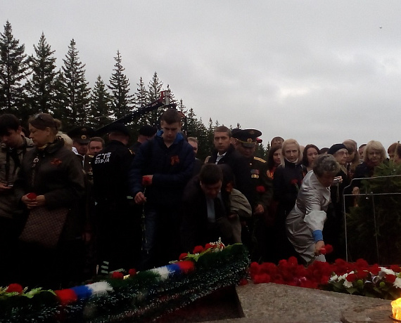 Омские социал-патриоты возложили гирлянду к Вечному огню