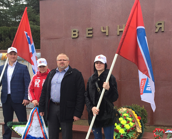 Глава общественной приемной "РОДИНЫ" в Сочи Андрей Назаров с соратниками почтити память защитников Отечества