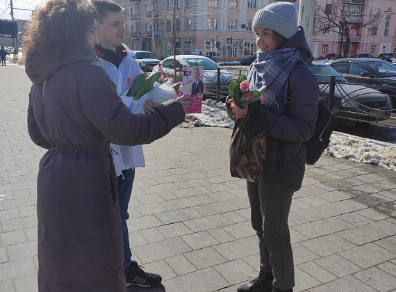 В преддверии 8 Марта Алексей Журавлев подарил цветы жительницам Тамбова