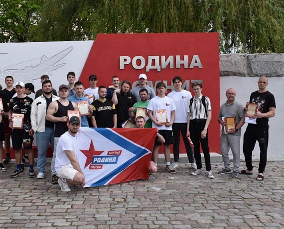 Калининградская "РОДИНА" провела уличный турнир по армрестлингу
