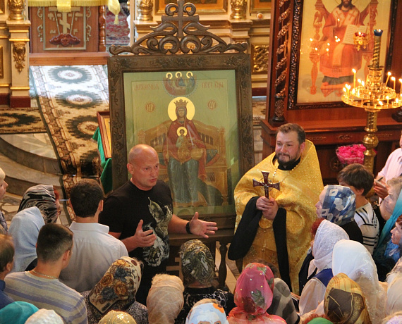 Самарская "РОДИНА" передала в дар церкви икону Божией Матери "Державная"