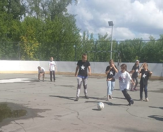 По инициативе и при поддержке депутатов Вячеслава Илюхина и Леонида Рыбина летом работают трудовые отряды школьников, которые оказывают помощь ТОСам