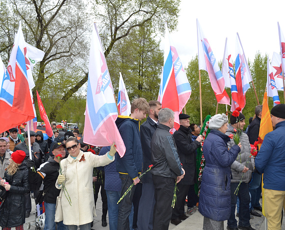 9 мая новосибирская "РОДИНА" возложила венки и цветы к Монументу Славы