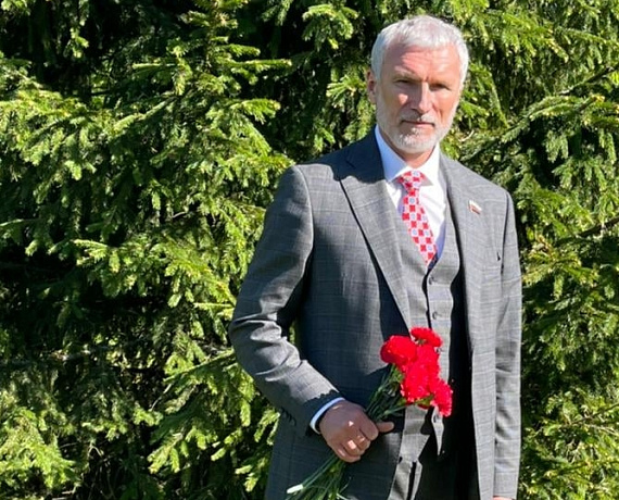 Алексей Журавлев возложил цветы к мемориалу на легендарном "Невском пятачке"