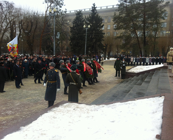 Соратники возложили цветы к Вечному огню в Волгограде