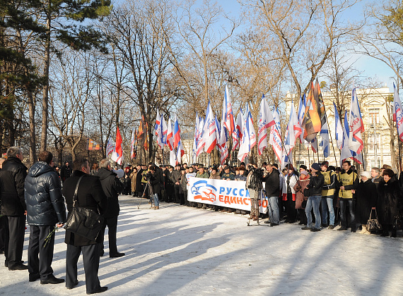 Возложение цветов к Долгоруковскому обелиску и митинг у памятника воинам-освободителям Симферополя, 4 февраля 2014 г.