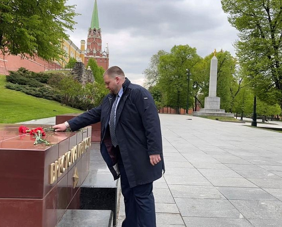 Соратники партии "РОДИНА" возложили венки и цветы к Могиле Неизвестного Солдата