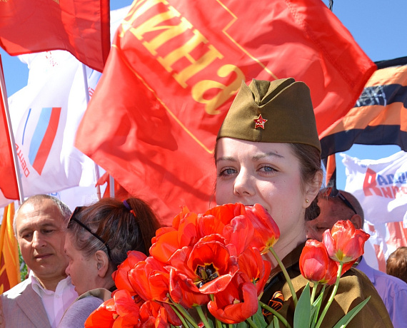 Саратовские социал-патриоты возложили цветы к вечному огню