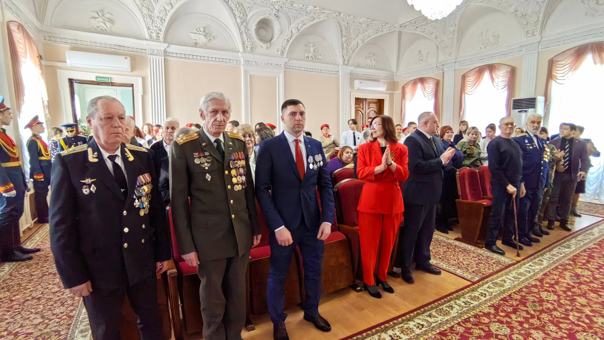 Максим Косенков и Елена Леонова вручили юбилейные медали ветеранам Тамбова