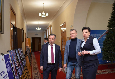 Владимир Сухарев посетил фотовыставку "Отец героя"