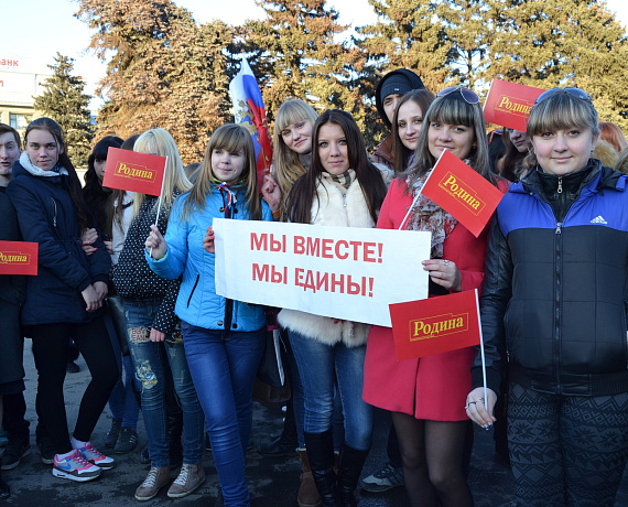 Партийцы Саратова отметили годовщину воссоединения Крыма с Россией