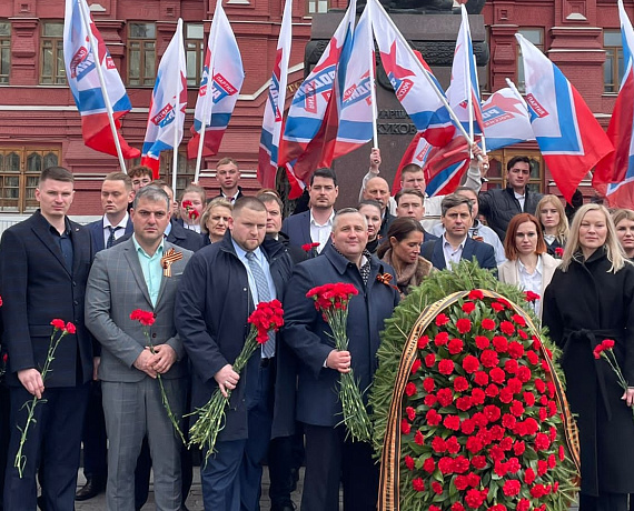 Соратники партии "РОДИНА" возложили венки и цветы к Могиле Неизвестного Солдата
