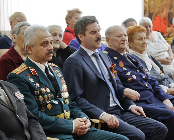 Ветеранов войны в госпитале поздравила челябинская "РОДИНА"