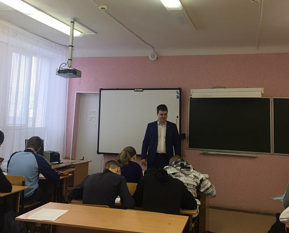 Депутат Алексей Журавлев дал старт конкурсу сочинений в Поворино