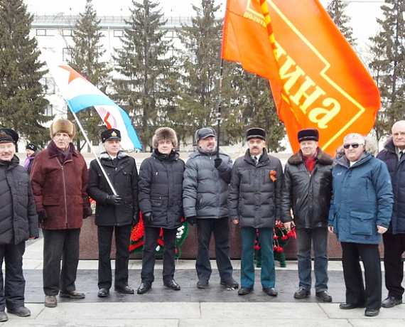 Патриоты возложили венки к Вечному огню в Челябинске