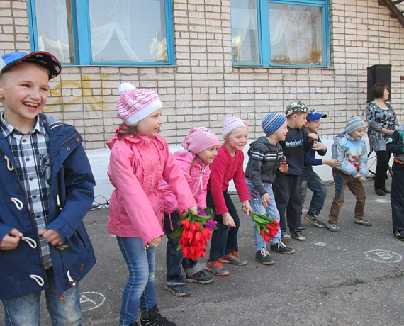 Новгородская "РОДИНА" подарила детскому саду игровую площадку