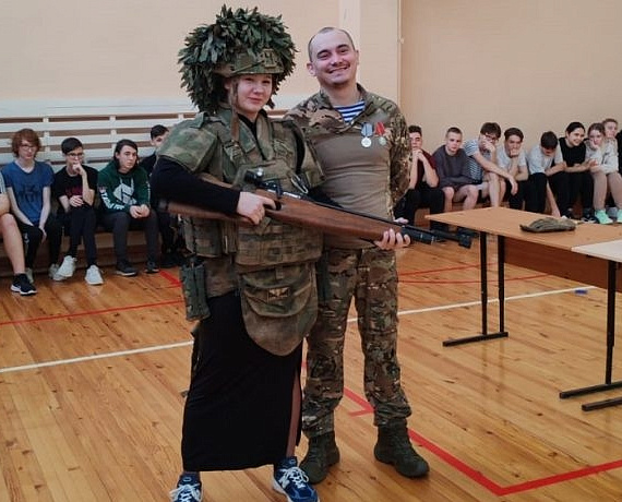 Клуб избирателей Вячеслава Илюхина организовал встречу волонтеров и школьников с ветераном СВО
