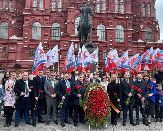 Соратники партии "РОДИНА" возложили венки и цветы к Могиле Неизвестного Солдата