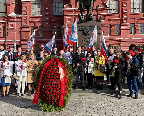 Соратники партии "РОДИНА" возложили венки и цветы к Могиле Неизвестного Солдата