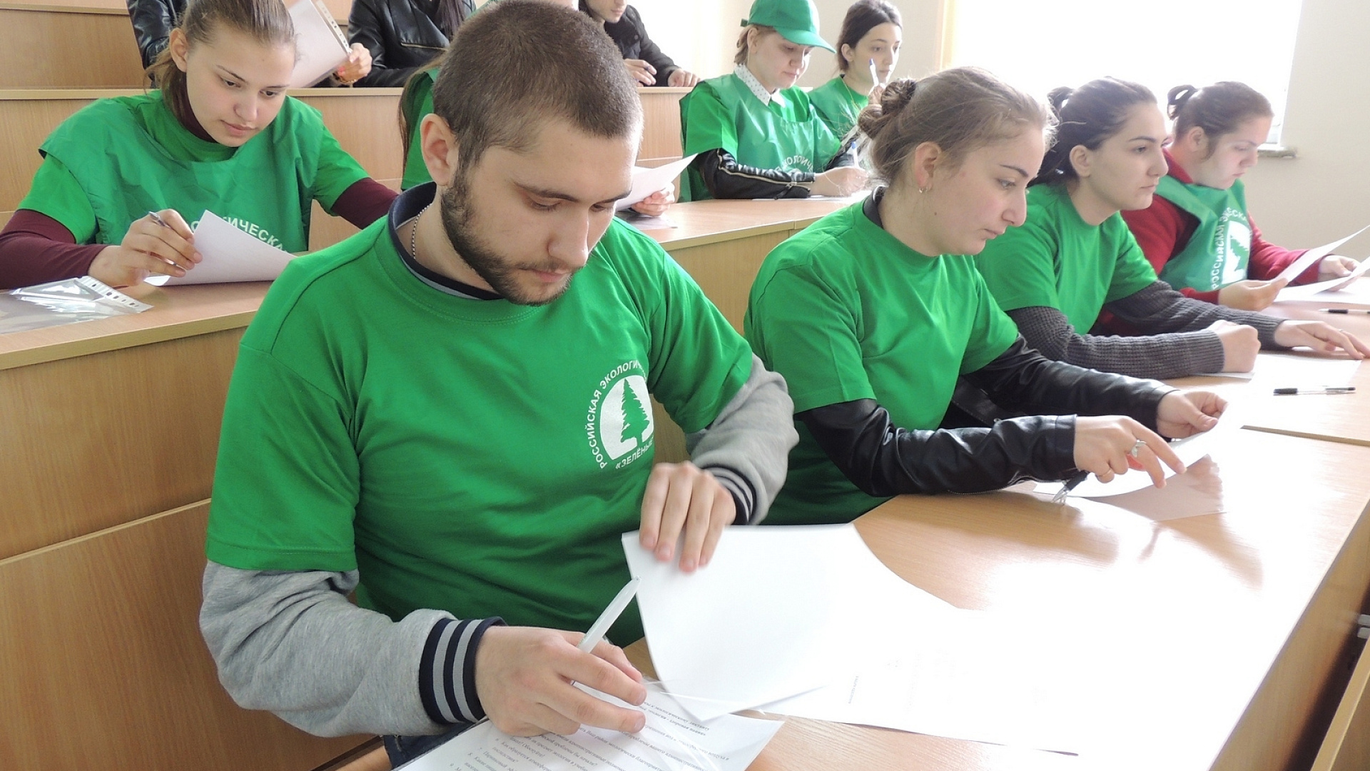 Соратники провели экологический диктант под лозунгом "Здоровая экология - здоровая нация" во Владикавказе