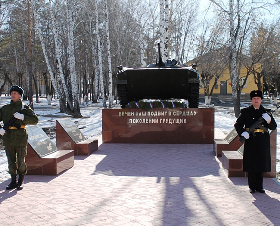 Партийцы поздравили ветеранов и военнослужащих с Днём внутренних войск