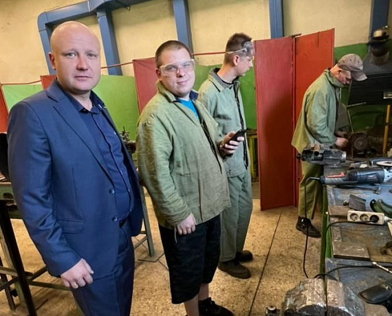 Игорь Борисов провел аттестацию молодых сварщиков