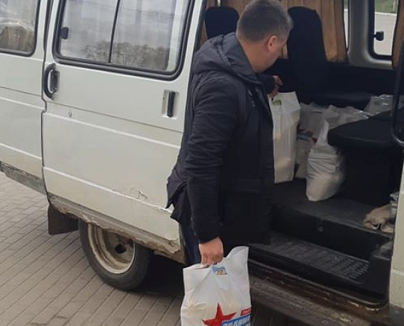 В Семилукском районе Воронежской области соратники раздали продуктовые наборы многодетным и малоимущим семьям